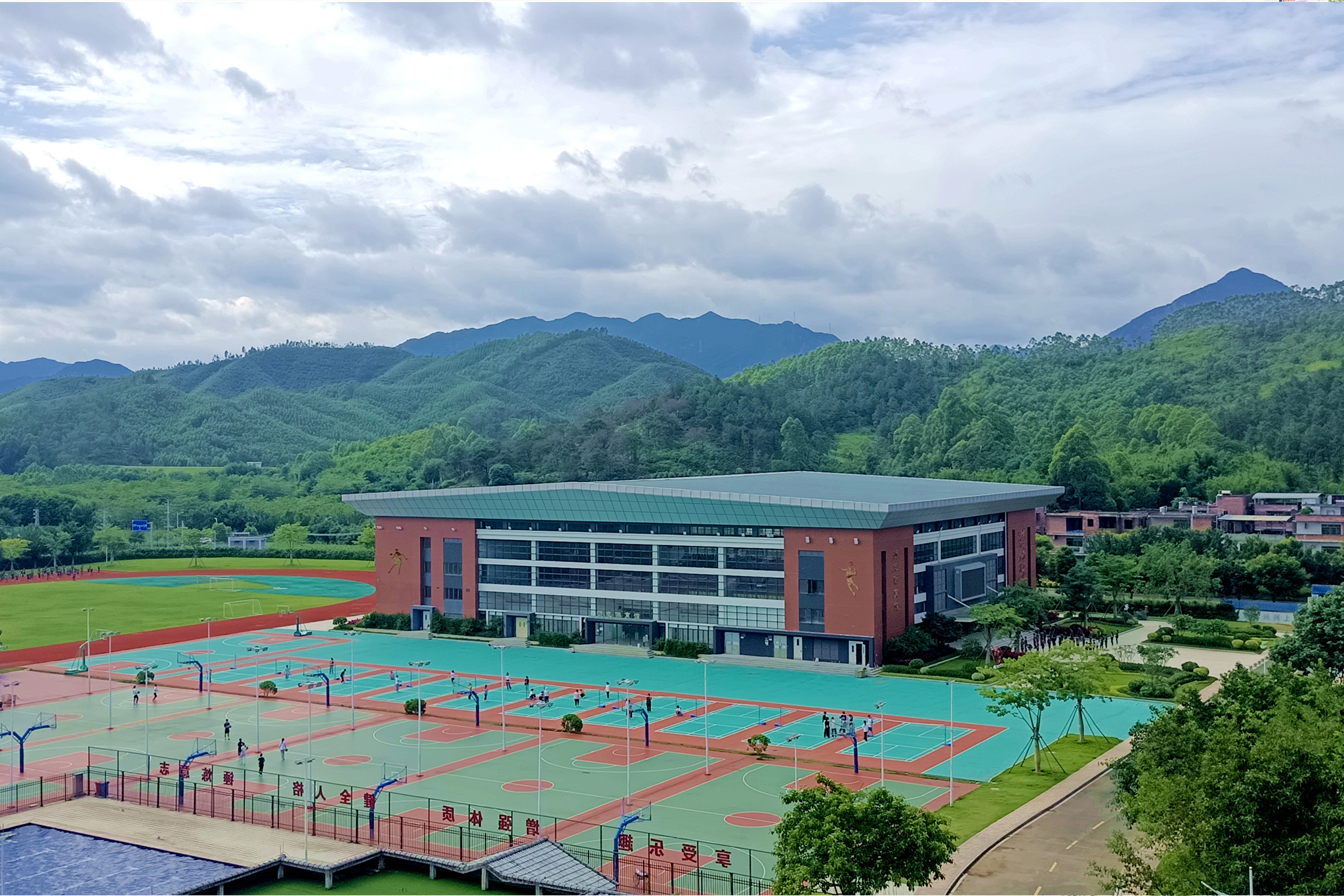 03群山环绕的体育馆-2.jpg